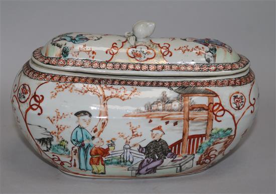 A Chinese porcelain lidded pot, c.1780, height 13.5cm width 21cm